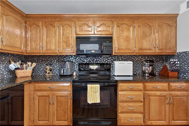 212 SE Bingham Drive, Lee's Summit, MO 64063