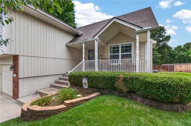 212 SE Bingham Drive, Lee's Summit, MO 64063