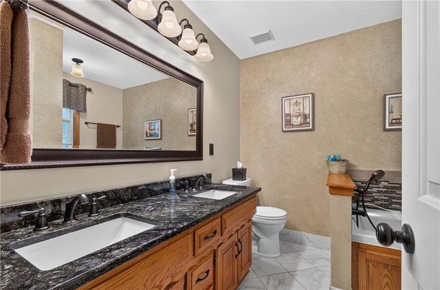 212 SE Bingham Drive, Lee's Summit, MO 64063