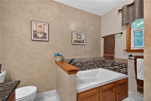 212 SE Bingham Drive, Lee's Summit, MO 64063