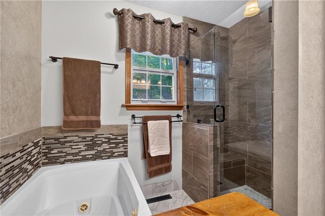212 SE Bingham Drive, Lee's Summit, MO 64063