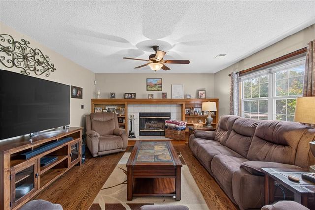 212 SE Bingham Drive, Lee's Summit, MO 64063