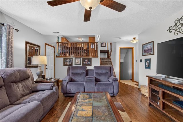 212 SE Bingham Drive, Lee's Summit, MO 64063