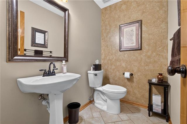 212 SE Bingham Drive, Lee's Summit, MO 64063