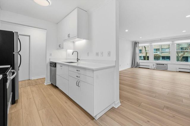 821 Douglas Avenue 104, Minneapolis, MN 55403