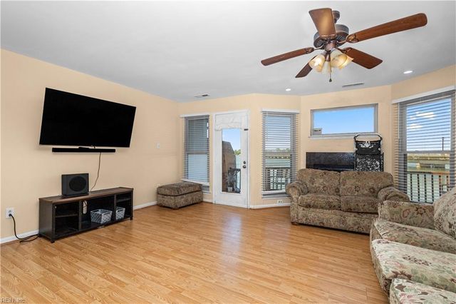 63 Waters Edge CIR, Hampton, VA 23669