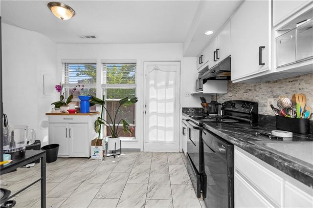 63 Waters Edge CIR, Hampton, VA 23669