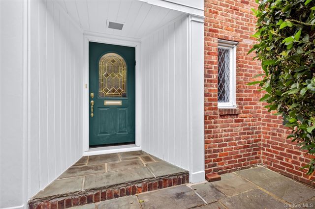 10 Ridge Drive, Port Washington, NY 11050