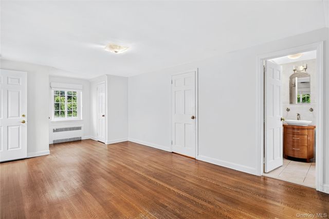 10 Ridge Drive, Port Washington, NY 11050