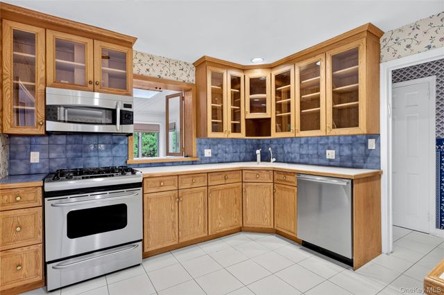 10 Ridge Drive, Port Washington, NY 11050