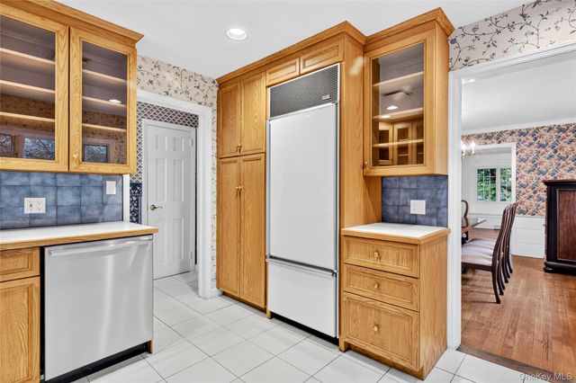 10 Ridge Drive, Port Washington, NY 11050