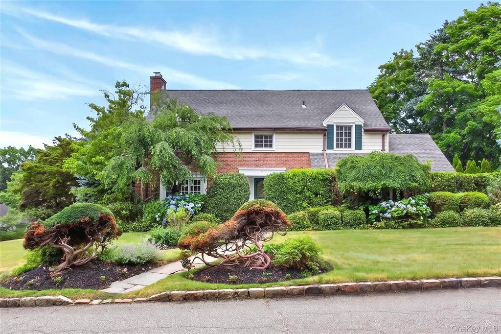 10 Ridge Drive, Port Washington, NY 11050