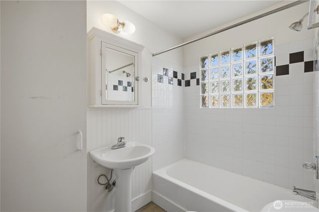 1 Dravus Street, Seattle, WA 98109
