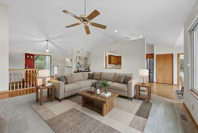 103 Tulip Circle, Island Lake, IL 60042