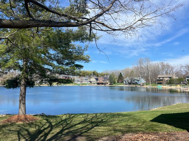 103 Tulip Circle, Island Lake, IL 60042