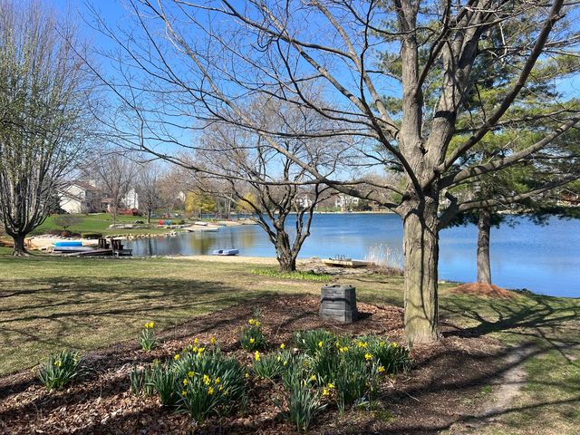 103 Tulip Circle, Island Lake, IL 60042