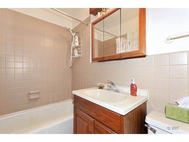 8836 N Western Avenue 104D, Des Plaines, IL 60016