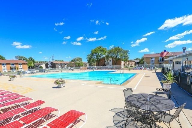 8836 N Western Avenue 104D, Des Plaines, IL 60016