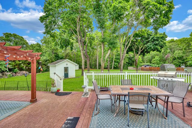 98 Granny Road, Farmingville, NY 11738