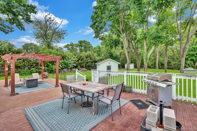 98 Granny Road, Farmingville, NY 11738