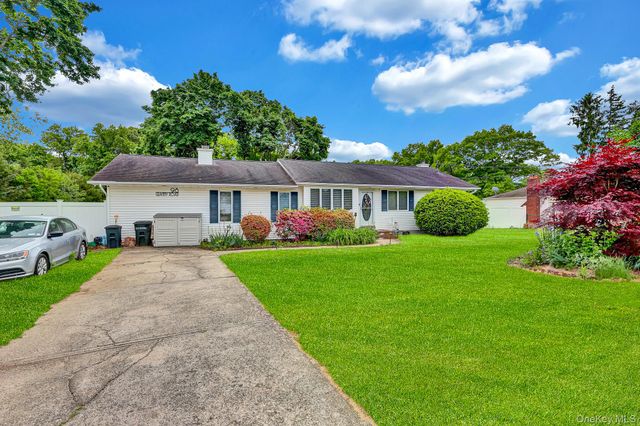 98 Granny Road, Farmingville, NY 11738