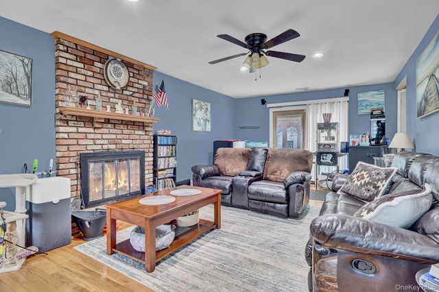 98 Granny Road, Farmingville, NY 11738