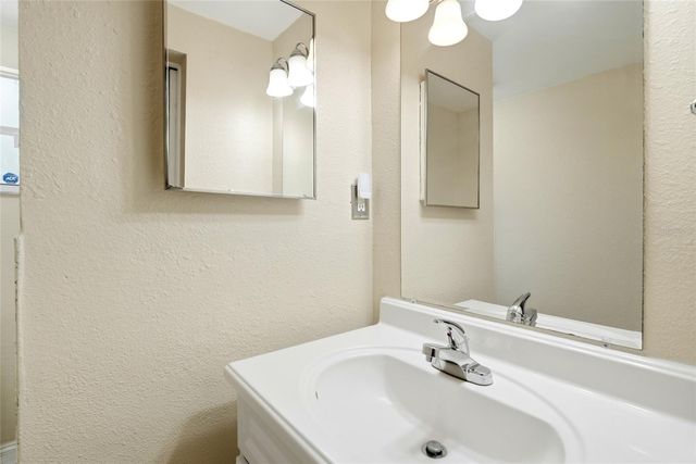5697 33RD AVENUE N, St Petersburg, FL 33710