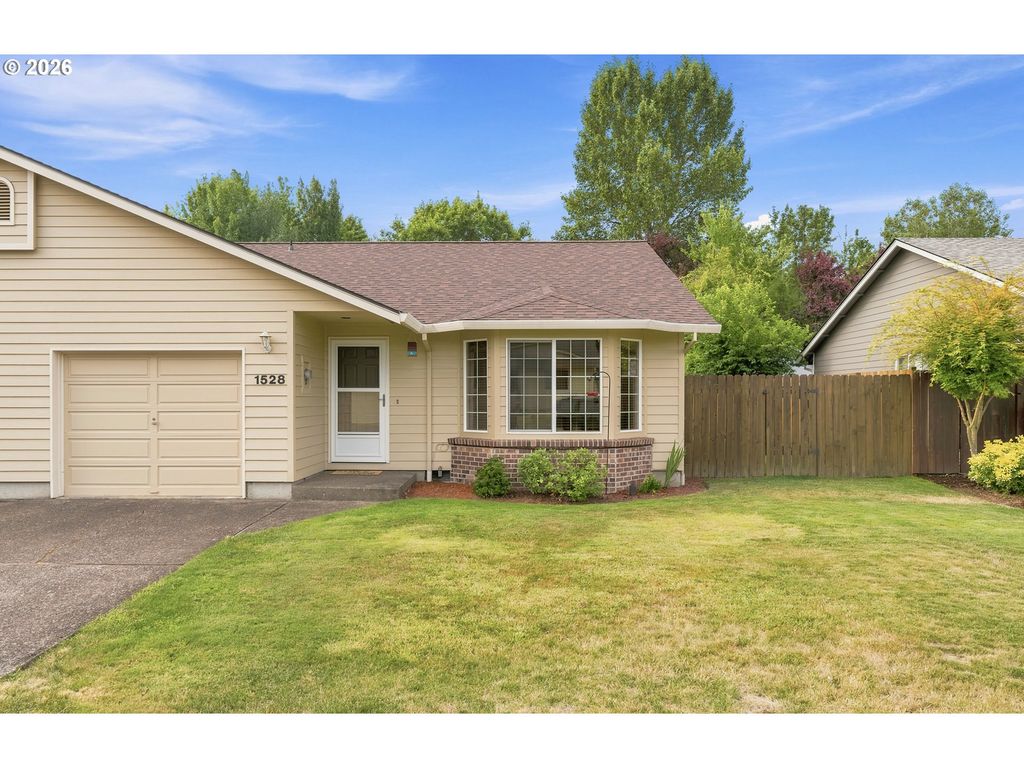 Image 1 of property listing at 1528 Sw HARBOR Dr, Mc Minnville, OR 97128