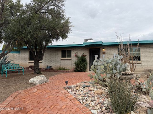 929 N Chalet Avenue, Tucson, AZ 85748