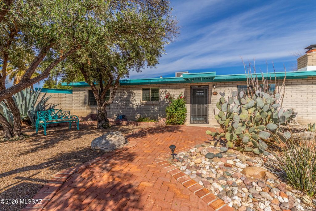 929 N Chalet Avenue, Tucson, AZ 85748