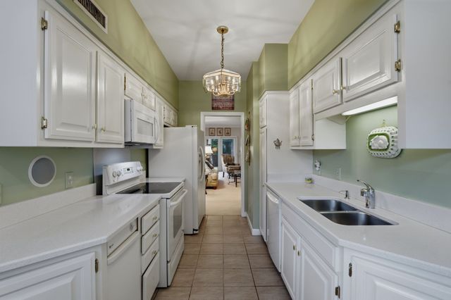 3818 West End Ave Apt 114, Nashville, TN 37205