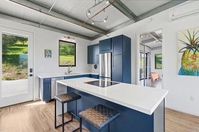 6937 KELLYN Lane, Vista, CA 92084