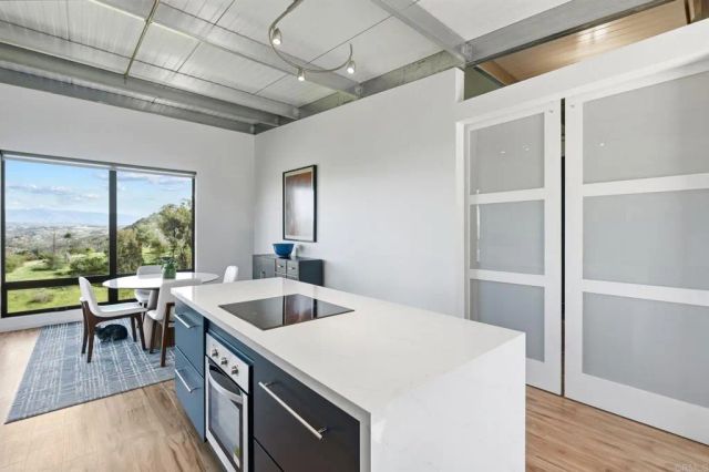 6937 KELLYN Lane, Vista, CA 92084