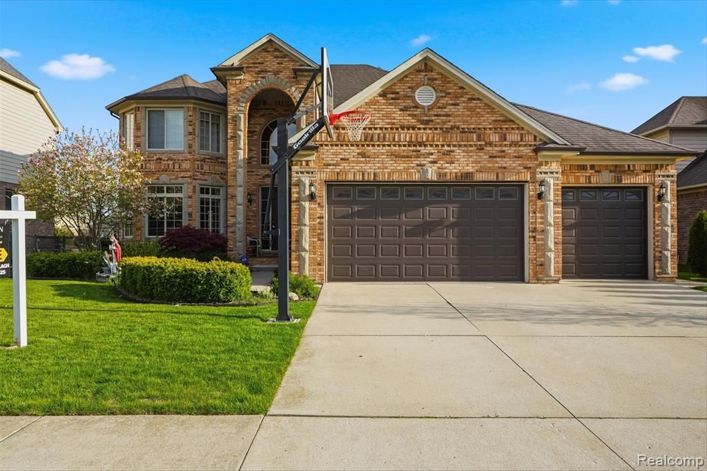 19330 Middle Branch Drive, Macomb, MI 48044