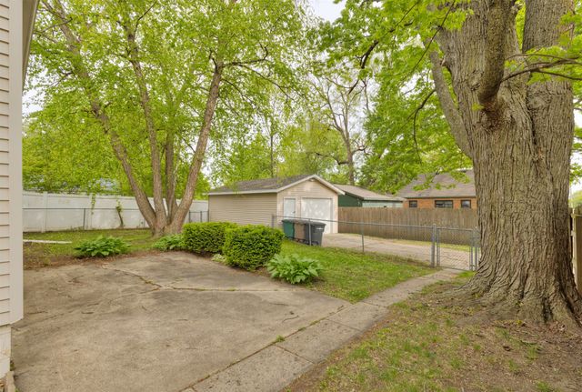 1832 Vine Street, West Des Moines, IA 50265