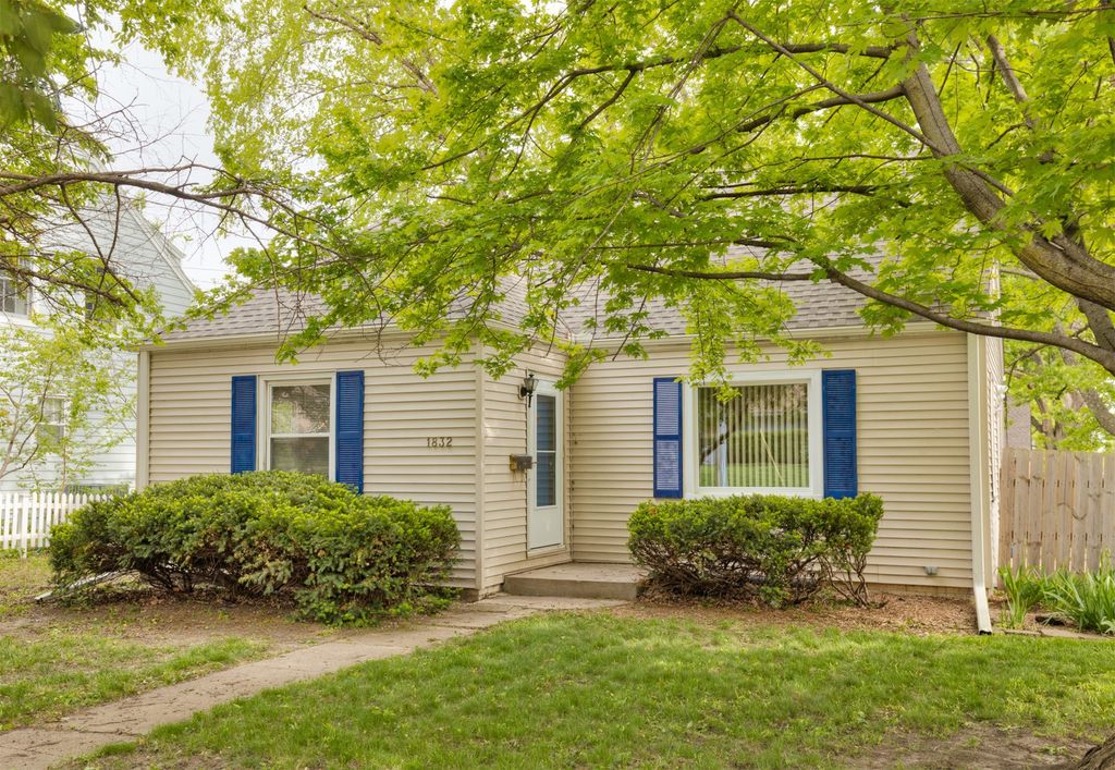 1832 Vine Street, West Des Moines, IA 50265