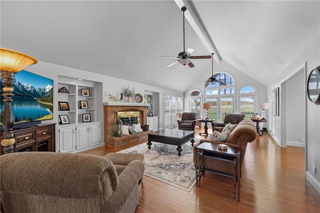 4165 Country Squire Road, Oak Grove, MO 64075