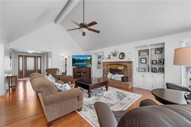 4165 Country Squire Road, Oak Grove, MO 64075