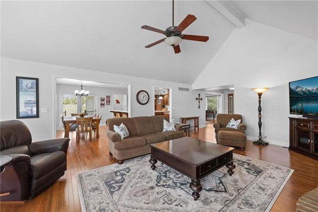 4165 Country Squire Road, Oak Grove, MO 64075