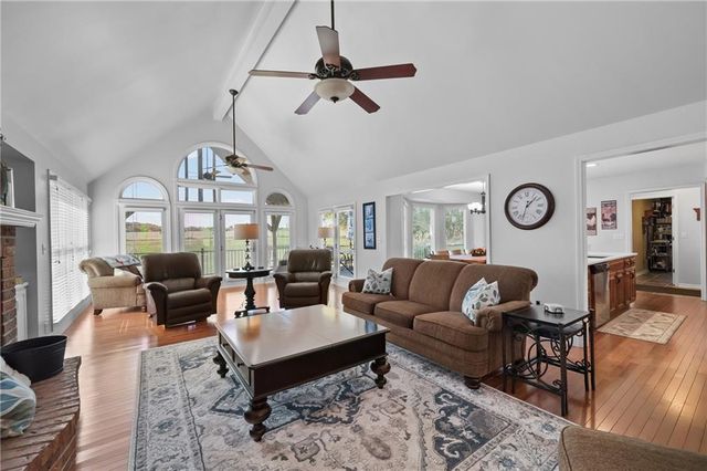 4165 Country Squire Road, Oak Grove, MO 64075