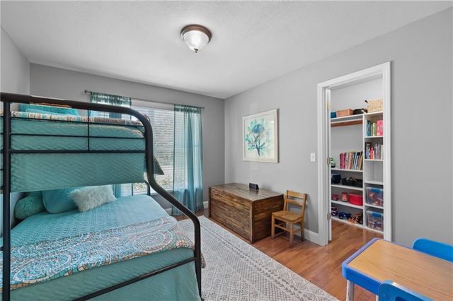 4165 Country Squire Road, Oak Grove, MO 64075