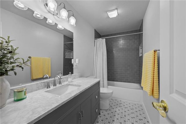 4165 Country Squire Road, Oak Grove, MO 64075