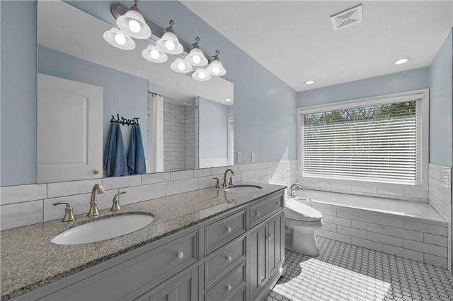 4165 Country Squire Road, Oak Grove, MO 64075