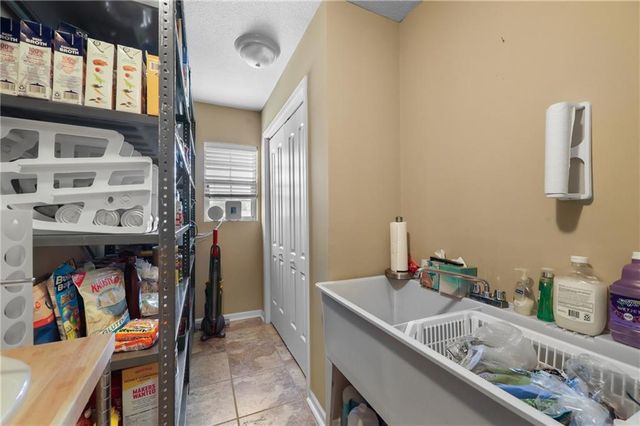 4165 Country Squire Road, Oak Grove, MO 64075