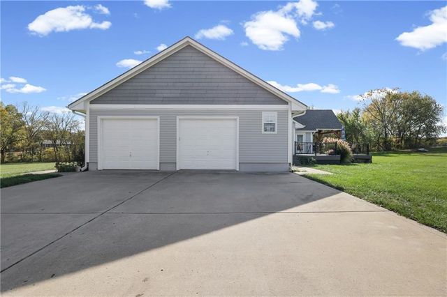 4165 Country Squire Road, Oak Grove, MO 64075