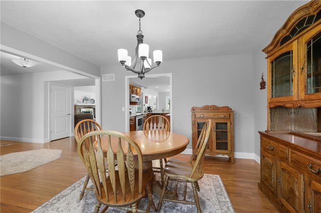 4165 Country Squire Road, Oak Grove, MO 64075