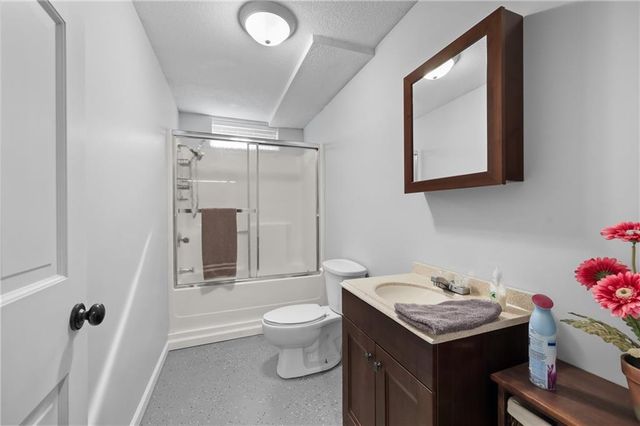 4165 Country Squire Road, Oak Grove, MO 64075