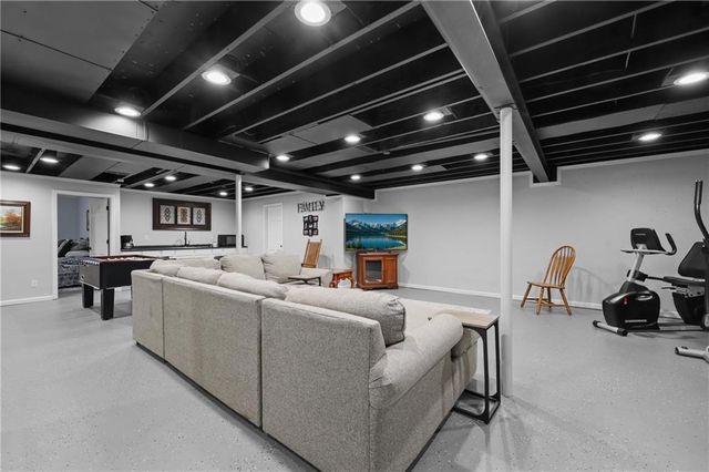 4165 Country Squire Road, Oak Grove, MO 64075