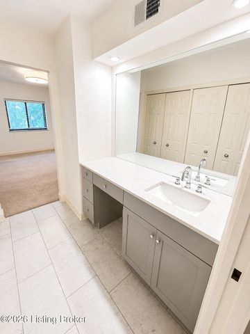 5800 Coach Gate Wynde APT 312, Louisville, KY 40207