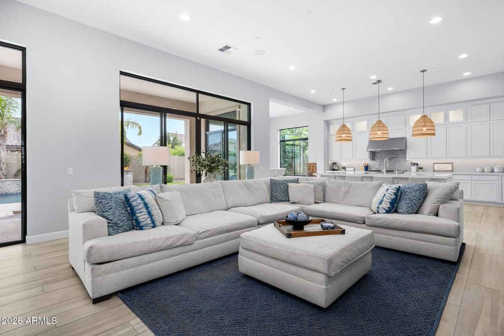 Image 13 of property listing at 2537 E TURNBERRY Drive, Gilbert, AZ 85298